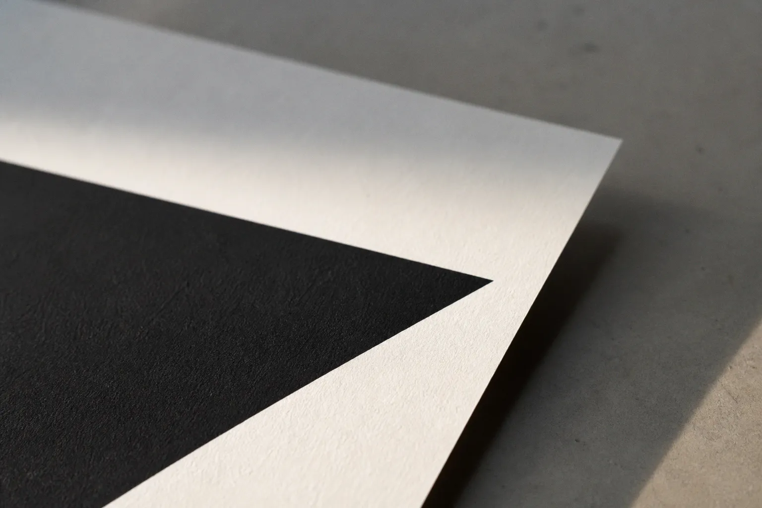 Affiche design graphique : pourquoi le contraste capte l'œil