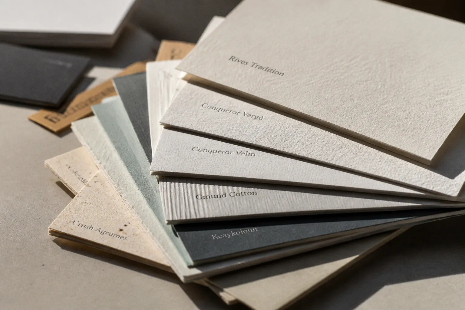 Cartes de visite : quel papier de création choisir ?