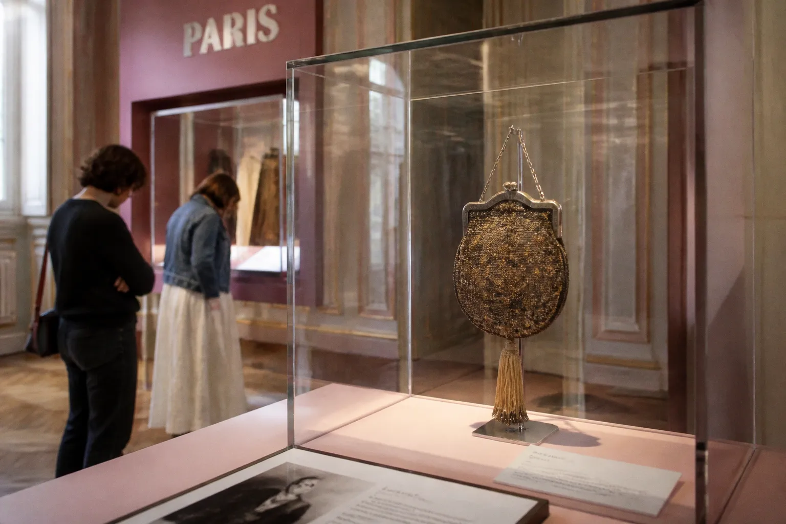 Expositions mode à Paris : décryptage de la scénographie pour les designers